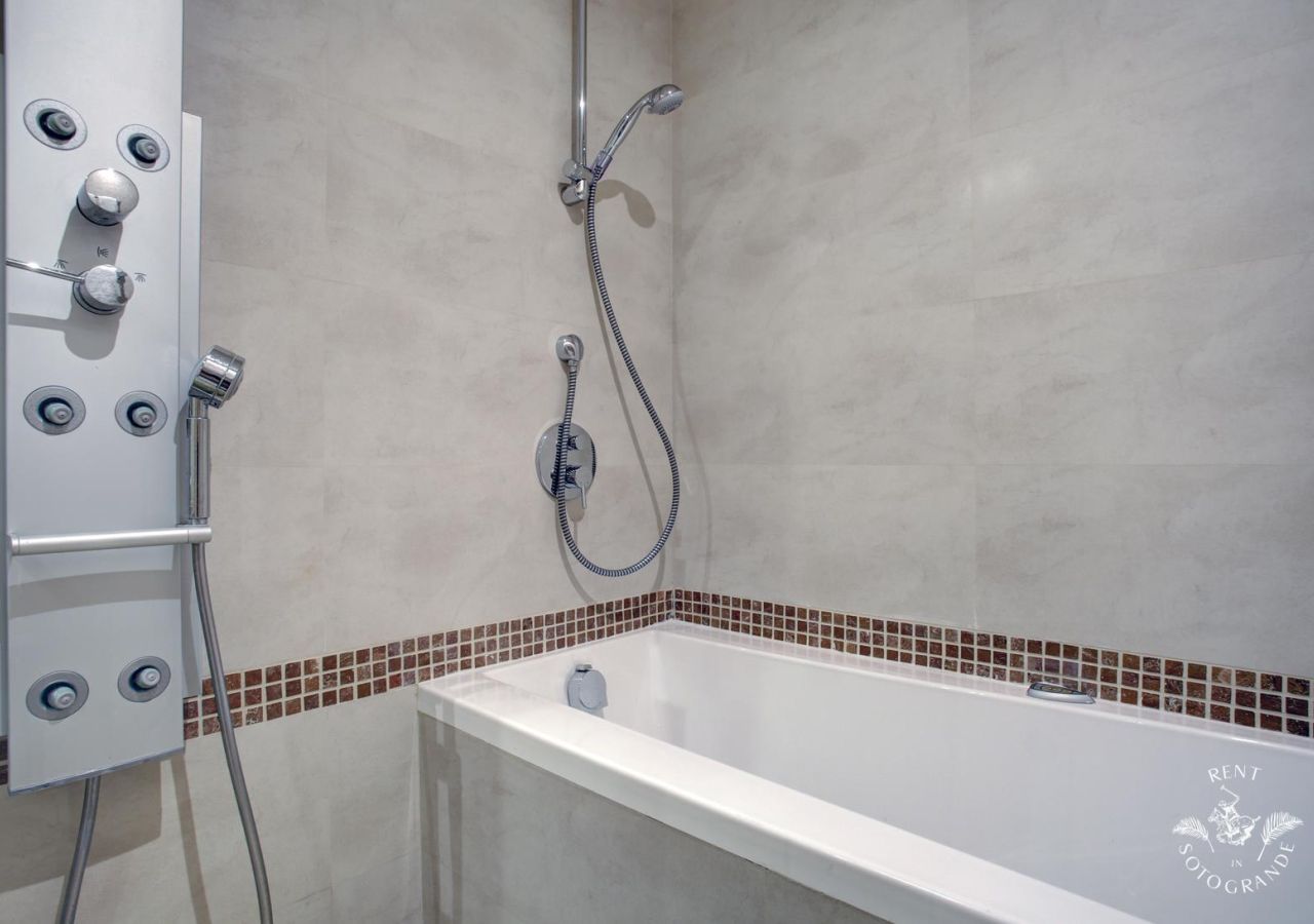 Sotogrande Holiday Rental Apartment Ref: MAR11B
