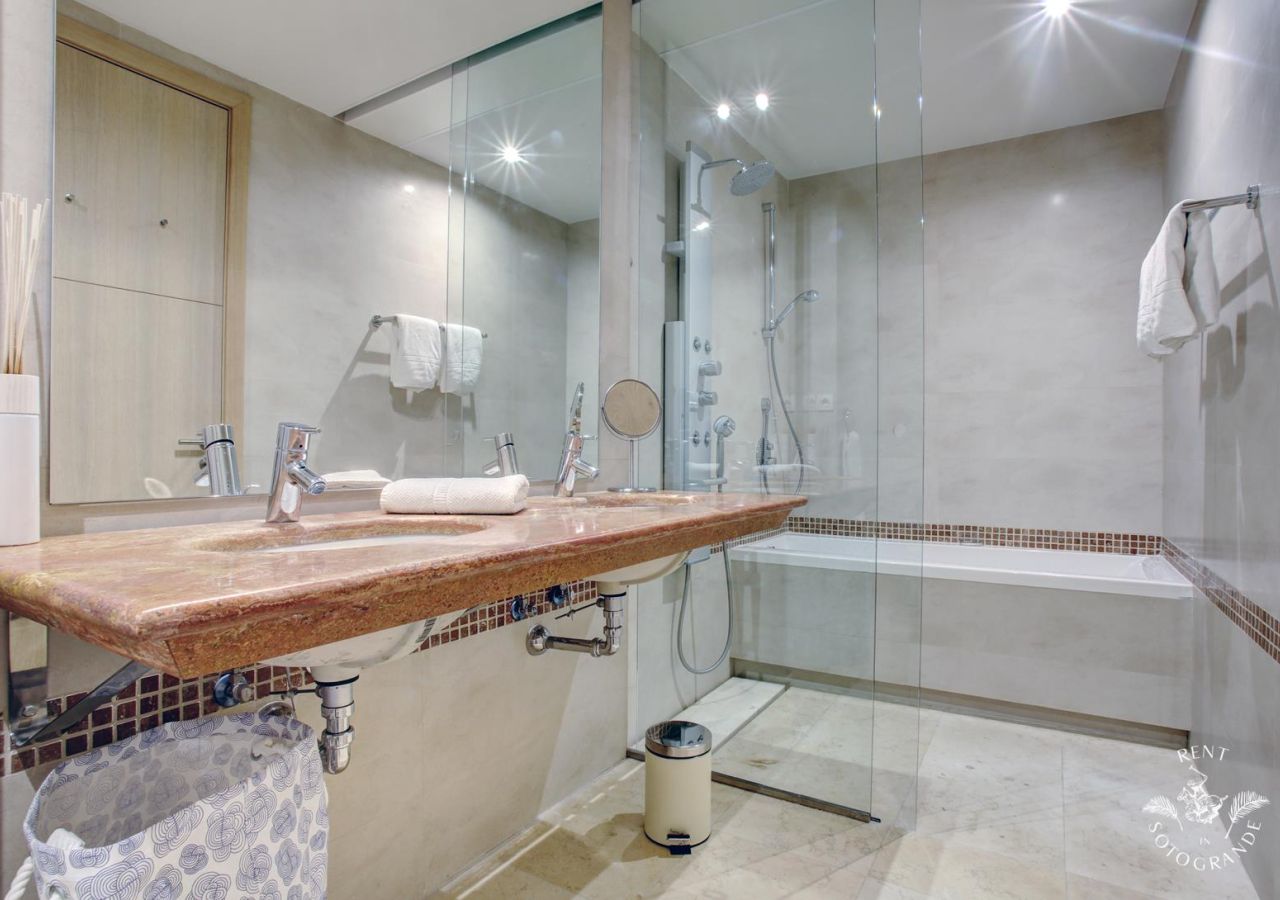 Sotogrande Holiday Rental Apartment Ref: MAR11B