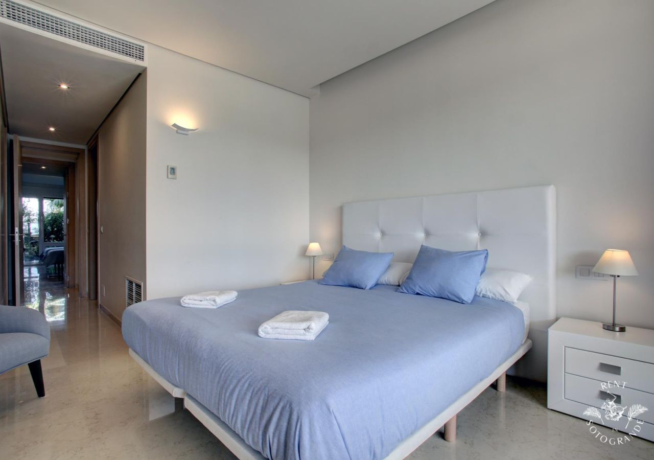 Sotogrande Holiday Rental Apartment Ref: MAR11B