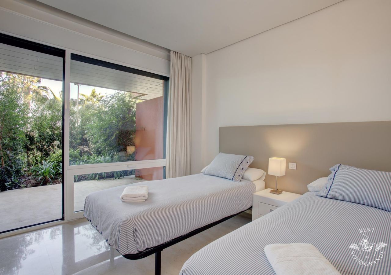 Sotogrande Holiday Rental Apartment Ref: MAR11B