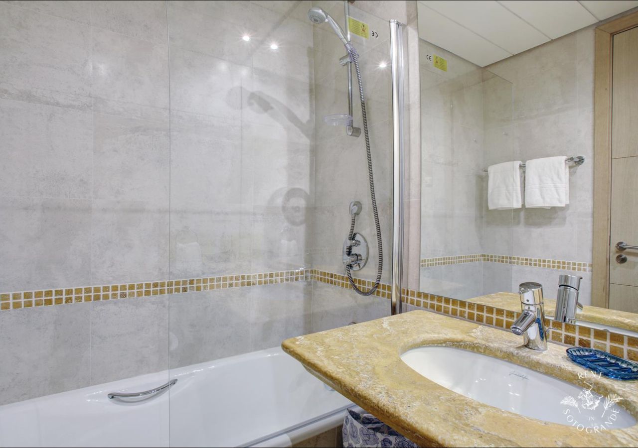 Sotogrande Holiday Rental Apartment Ref: MAR11B